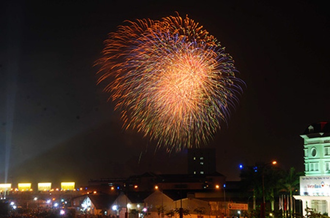 Spectacular fireworks display rings in New Year 2014 in HCM City - 2