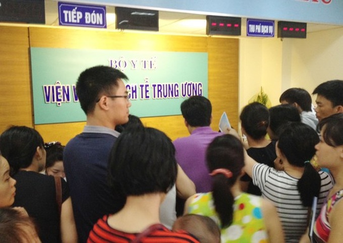 Hanoian parents queuing for vaccine - 1 Hanoian parents queuing for vaccine - 1