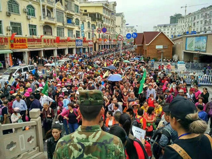 Chinese tourists stuck at overcrowded border gates - 1