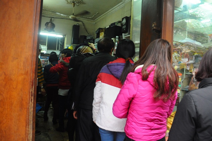 Queues form for Chung cakes in Hanoi's Old Quarter - 2 Queues form for Chung cakes in Hanoi's Old Quarter - 2