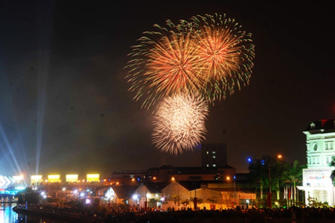 Spectacular fireworks display rings in New Year 2014 in HCM City - 1
