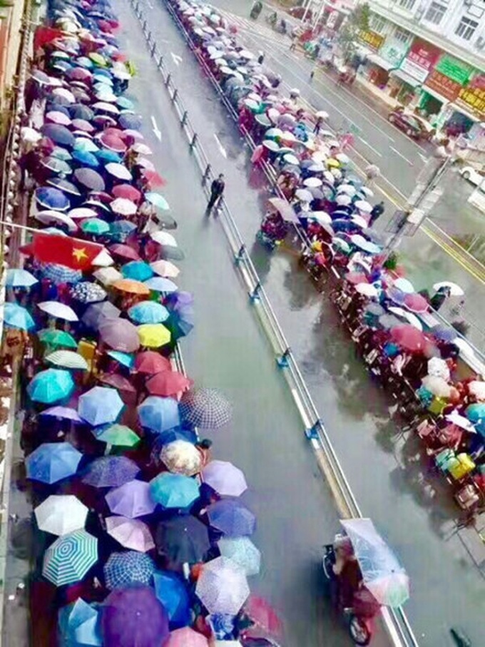 Chinese tourists stuck at overcrowded border gates - 3