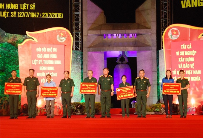 Candlelit vigil for war dead and wounded - 3