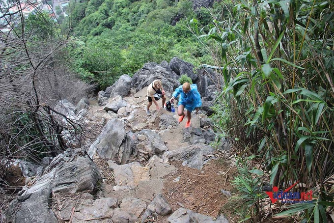 Tourists risk Ha Long mountain climb despite ban - 1