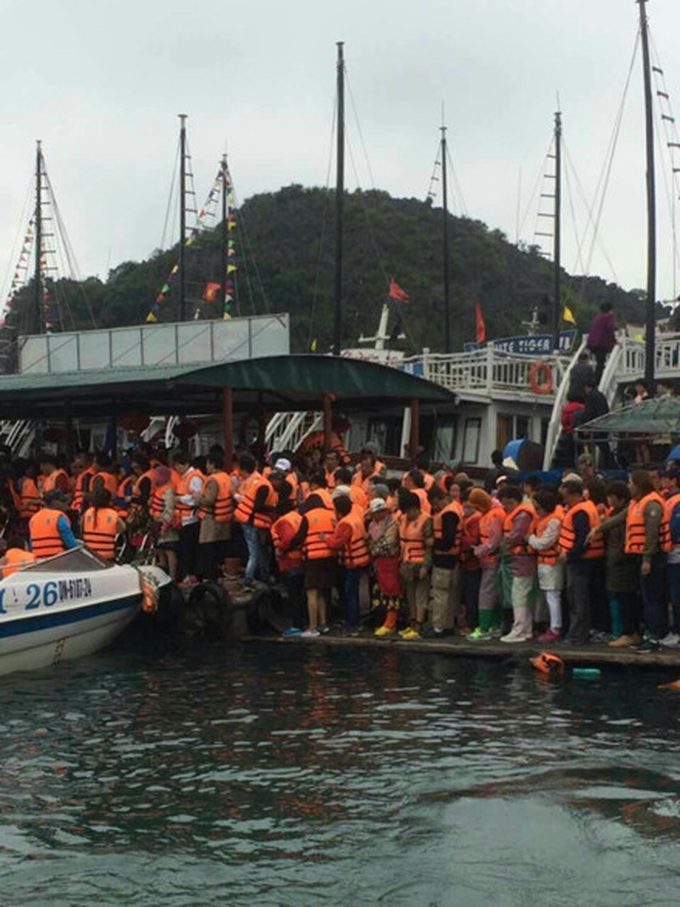 Chinese tourists stuck at overcrowded border gates - 5