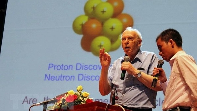 Nobel laureate discusses quark particle with Vietnamese students - 1