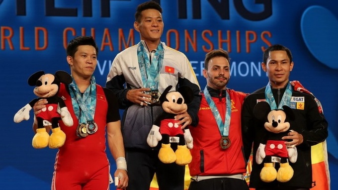 Vietnamese weightlifter strikes three gold at world championships - 1