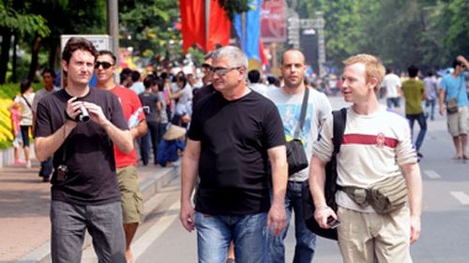 More foreign tourists flock to Vietnam - 1