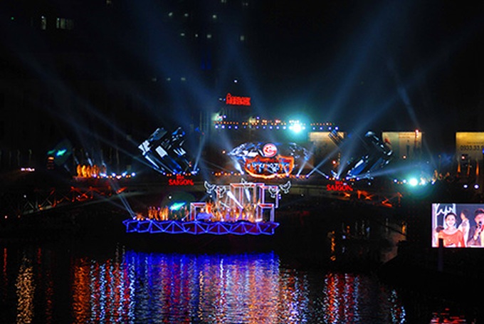 Spectacular fireworks display rings in New Year 2014 in HCM City - 3