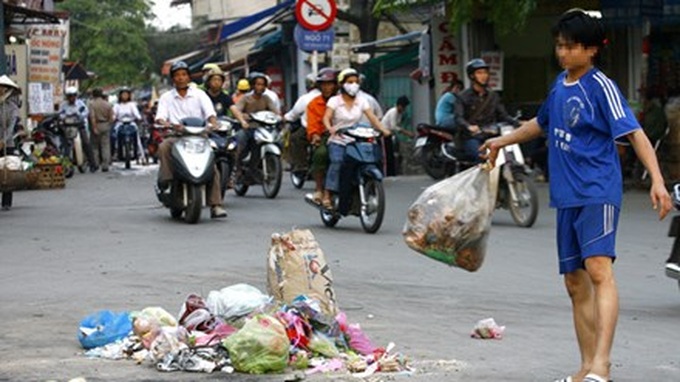 Hanoi faces littering problem - 1 Hanoi faces littering problem - 1