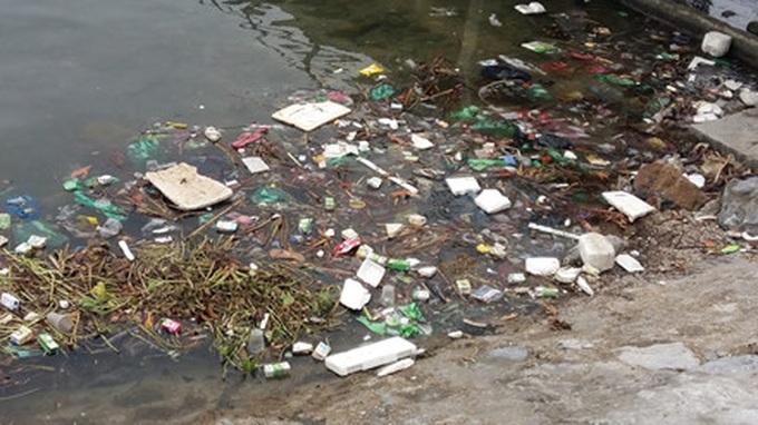 Ha Long Bay surrounded by rubbish - 3