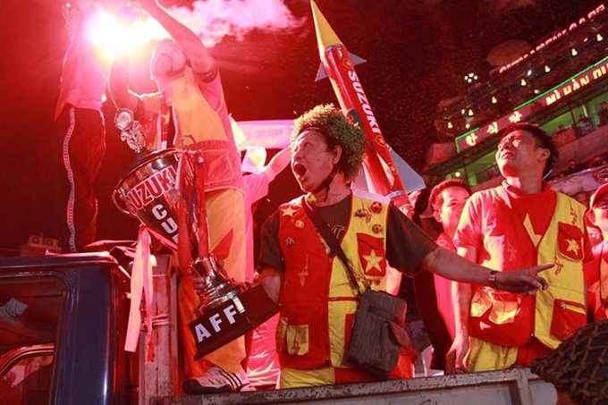 Crowds jam traffic in Hanoi and HCMC to cheer Vietnam win in Malaysia - 12 Crowds jam traffic in Hanoi and HCMC to cheer Vietnam win in Malaysia - 12