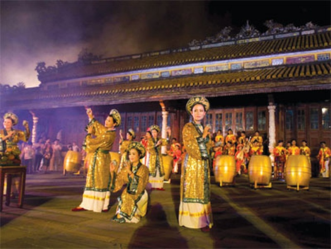 Night festival lights up Hue Royal Palace - 19