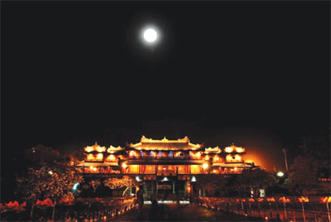 Night festival lights up Hue Royal Palace - 24