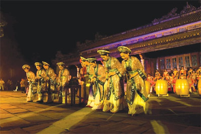 Night festival lights up Hue Royal Palace - 18