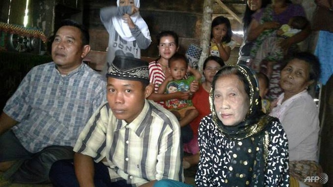 Indonesian teenage boy weds 73-year-old bride - 2