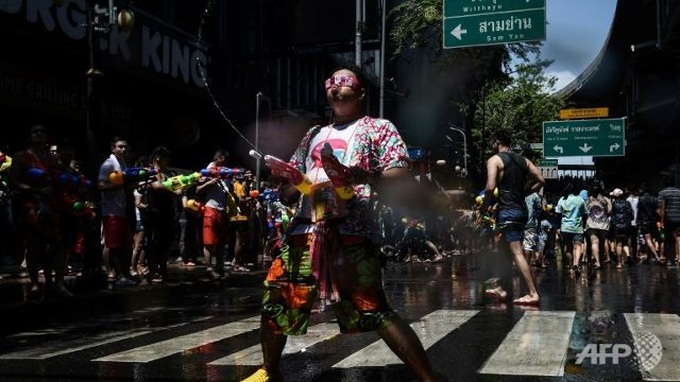 Thais soak in new year with nationwide water fight - 1