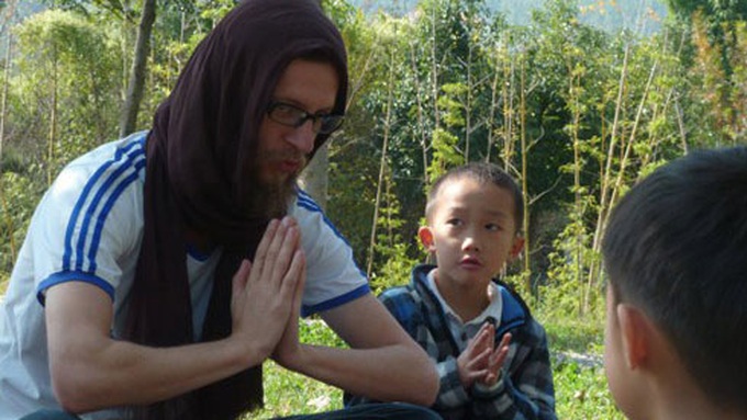 Couple bicycling around the world arrive in Hanoi - 1