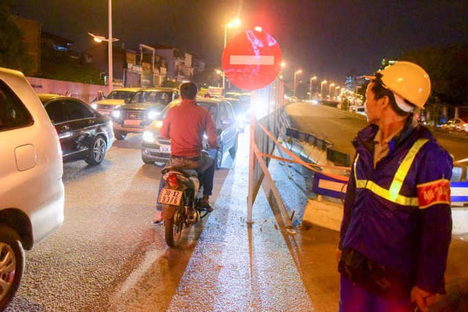 Traffic construction causes chaos in Hanoi's Tay Ho District - 4