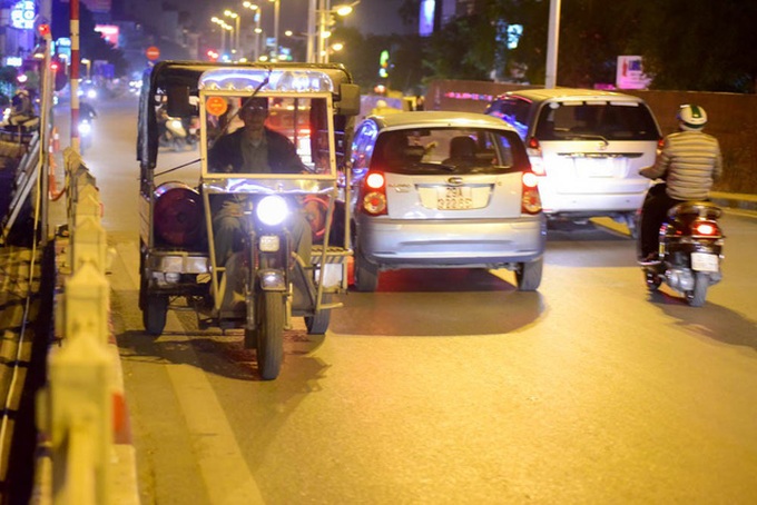 Traffic construction causes chaos in Hanoi's Tay Ho District - 5