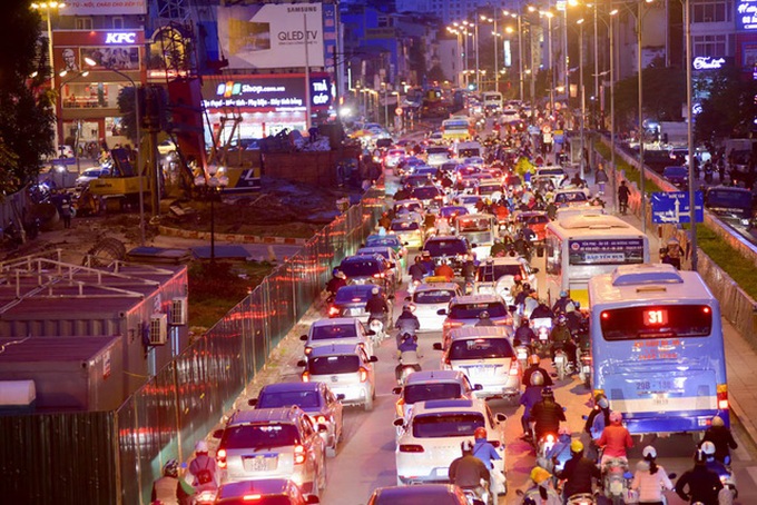 Traffic construction causes chaos in Hanoi's Tay Ho District - 3