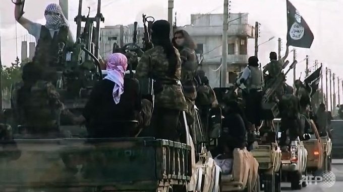 UN targets oil trucks to cut off militant revenues - 1