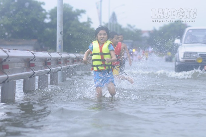 Hanoi’s suburbs suffer flood clean-up aftermath - 7 Hanoi’s suburbs suffer flood clean-up aftermath - 7