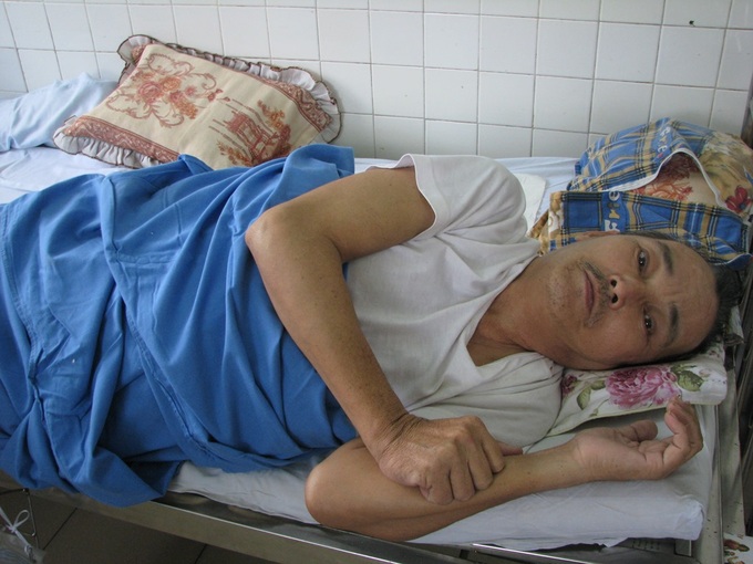 Father paralysed, mother killed - uncertain future for two Danang children - 1