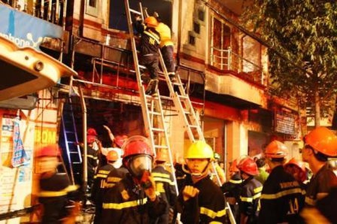 Five die in bike seat cover shop - 1 Five die in bike seat cover shop - 1