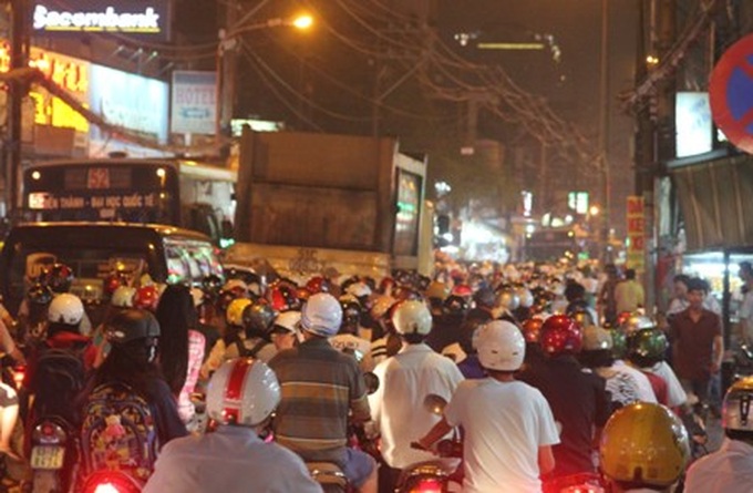 HCM City traffic a mess after flooding - 1