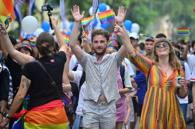 Thousands join LGBT pride parade in Hanoi - 8 Thousands join LGBT pride parade in Hanoi - 8