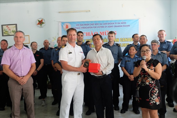 Canadian Navy officers visit AO children in Danang - 3 Canadian Navy officers visit AO children in Danang - 3