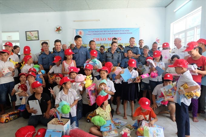 Canadian Navy officers visit AO children in Danang - 4 Canadian Navy officers visit AO children in Danang - 4