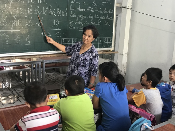 Old teacher offers free lessons to poor children - 1