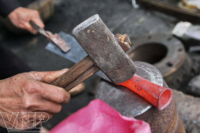 Traditional blacksmith craft of Nung An people - 4