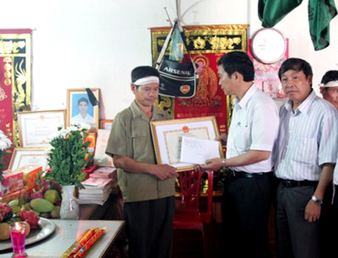 High school student receives posthumous honour - 1 High school student receives posthumous honour - 1