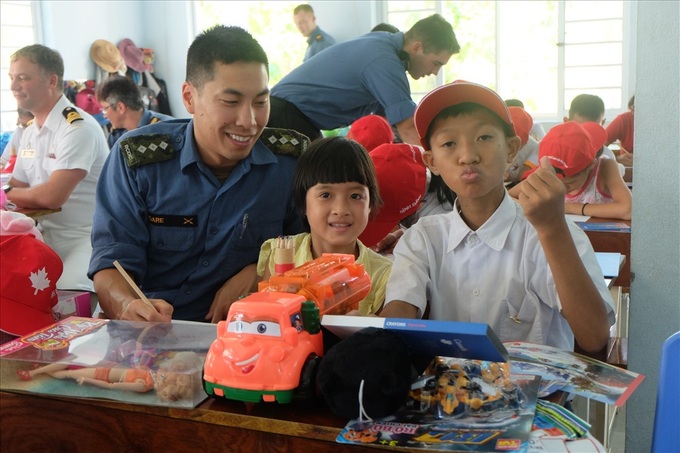 Canadian Navy officers visit AO children in Danang - 6 Canadian Navy officers visit AO children in Danang - 6