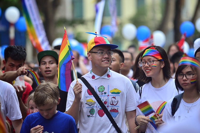 Thousands join LGBT pride parade in Hanoi - 5 Thousands join LGBT pride parade in Hanoi - 5