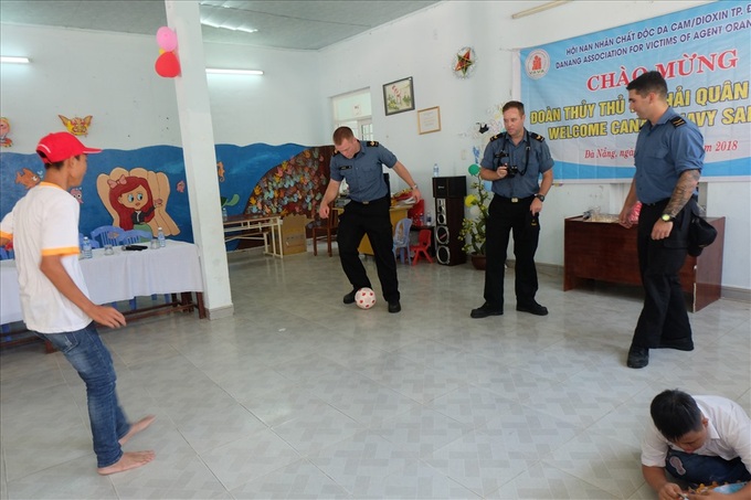Canadian Navy officers visit AO children in Danang - 7 Canadian Navy officers visit AO children in Danang - 7