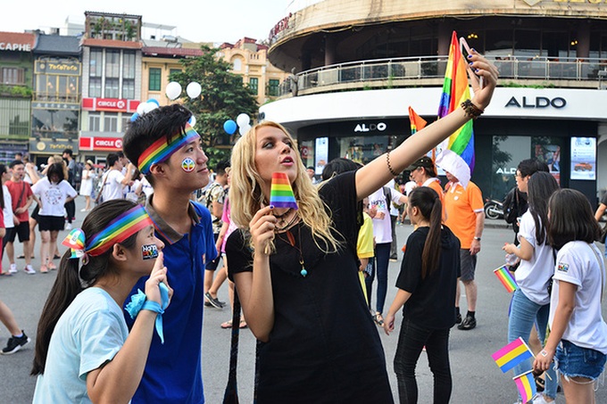 Thousands join LGBT pride parade in Hanoi - 4 Thousands join LGBT pride parade in Hanoi - 4