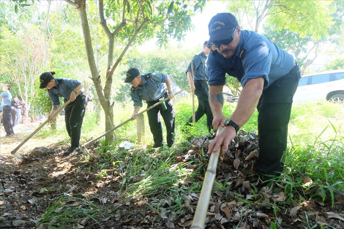 Canadian Navy officers visit AO children in Danang - 9 Canadian Navy officers visit AO children in Danang - 9