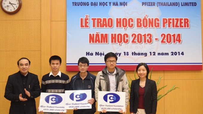 Thai foundation grants scholarships to medical students - 1