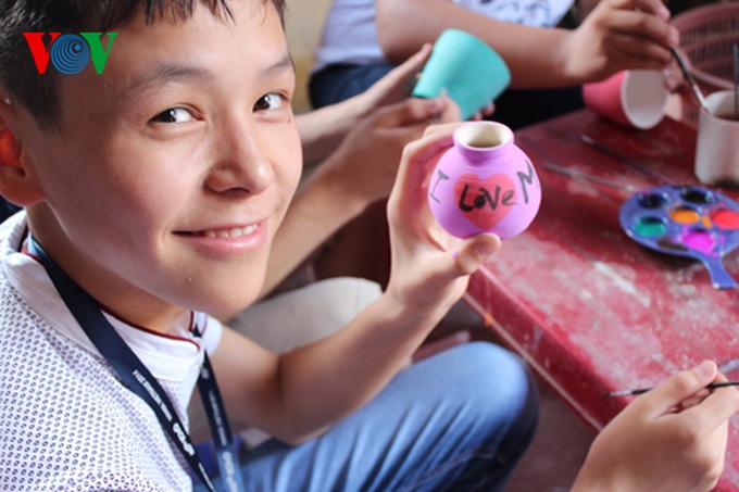 International students tour Bat Trang ceramic craft village - 10