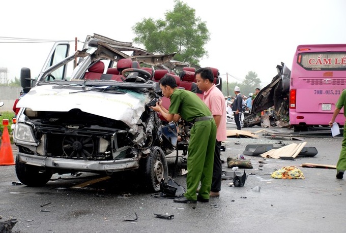 Tay Ninh coach accident leaves six dead - 1 Tay Ninh coach accident leaves six dead - 1