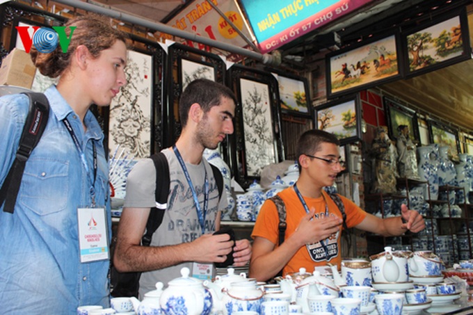 International students tour Bat Trang ceramic craft village - 16
