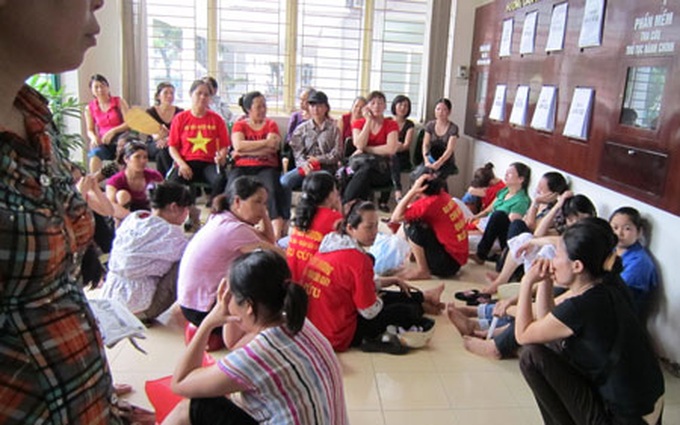 Hanoi traders protest new trade centre project - 1