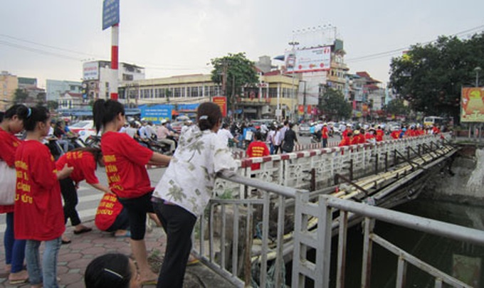 Hanoi traders protest new trade centre project - 2