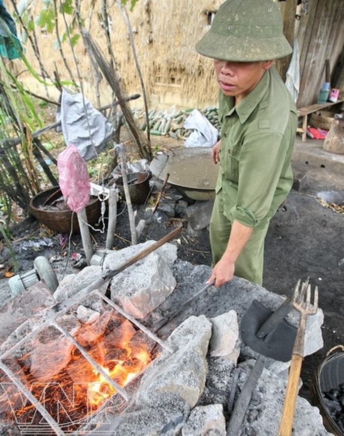 Traditional blacksmith craft of Nung An people - 3