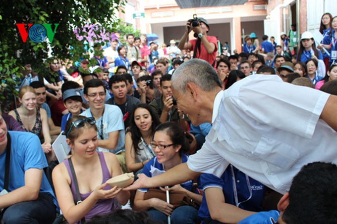 International students tour Bat Trang ceramic craft village - 4