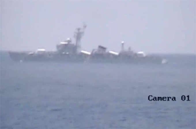 Chinese continue firing water cannons at Vietnamese ships - 2